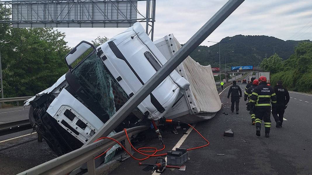 Ordu’da tır devrildi:  Sürücünün kolu koptu