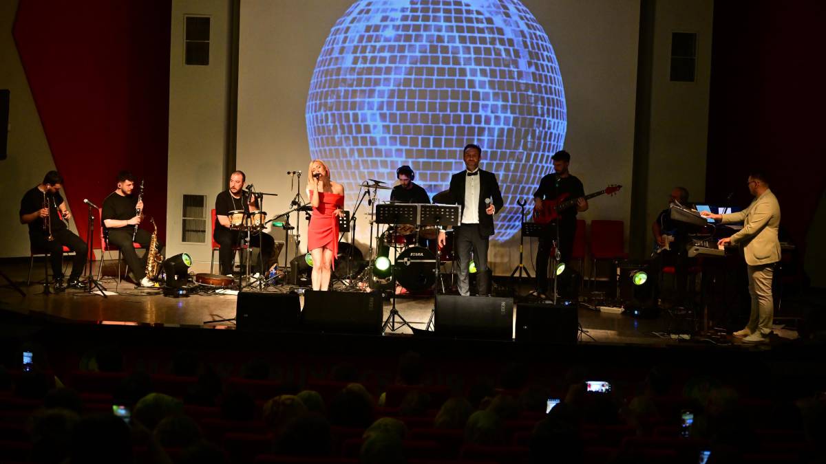 Büyükşehir Belediyesi Pop Orkestrası ilk konserini verdi