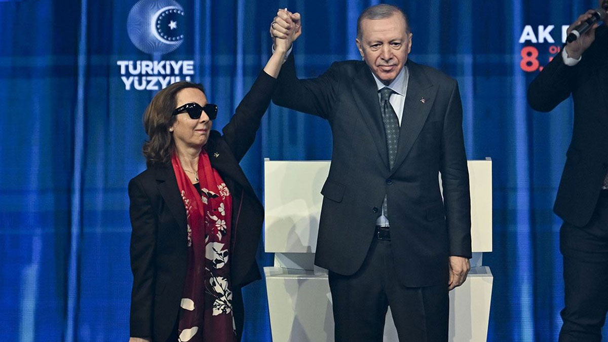 Komisyonda Prof. Dr. Serap Yazıcı sürprizi: 'Anayasa için AK Parti‘ye gidiyorum' dedi anayasa ekibine alınmadı