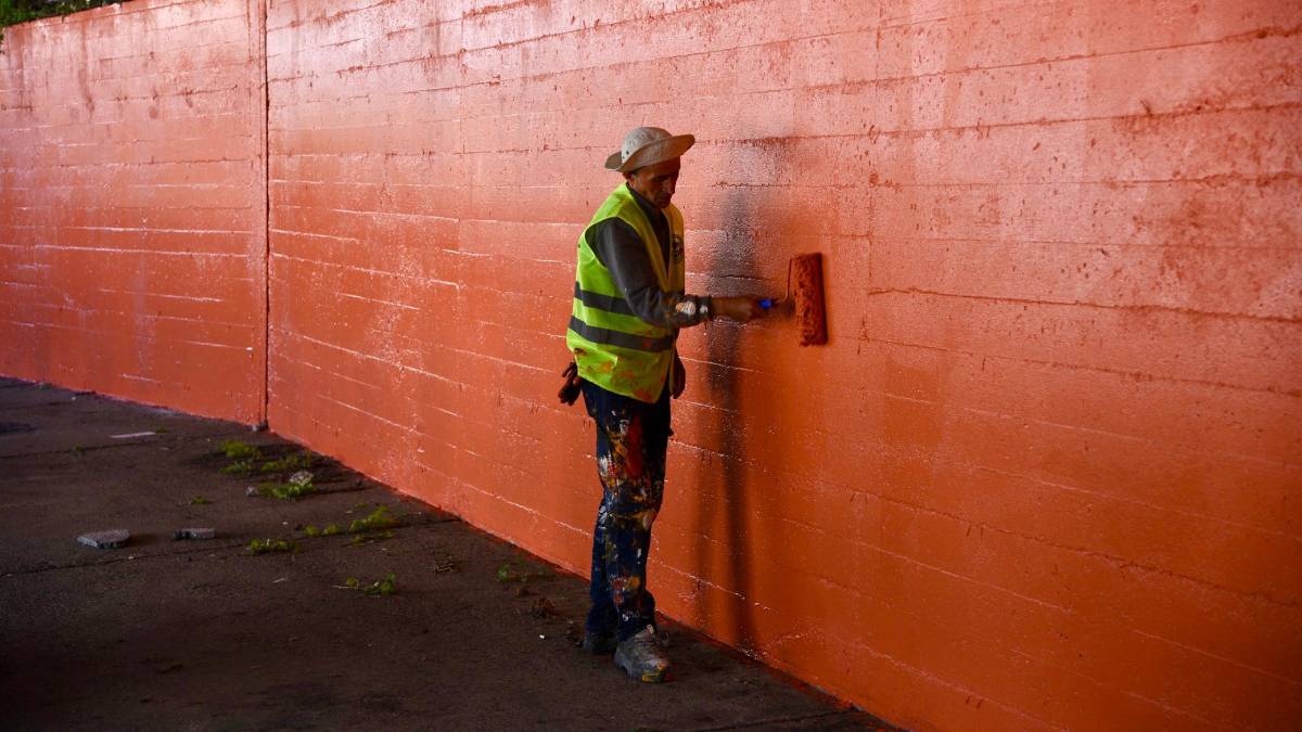 Bordürler ve pazar yeri duvarları boyandı