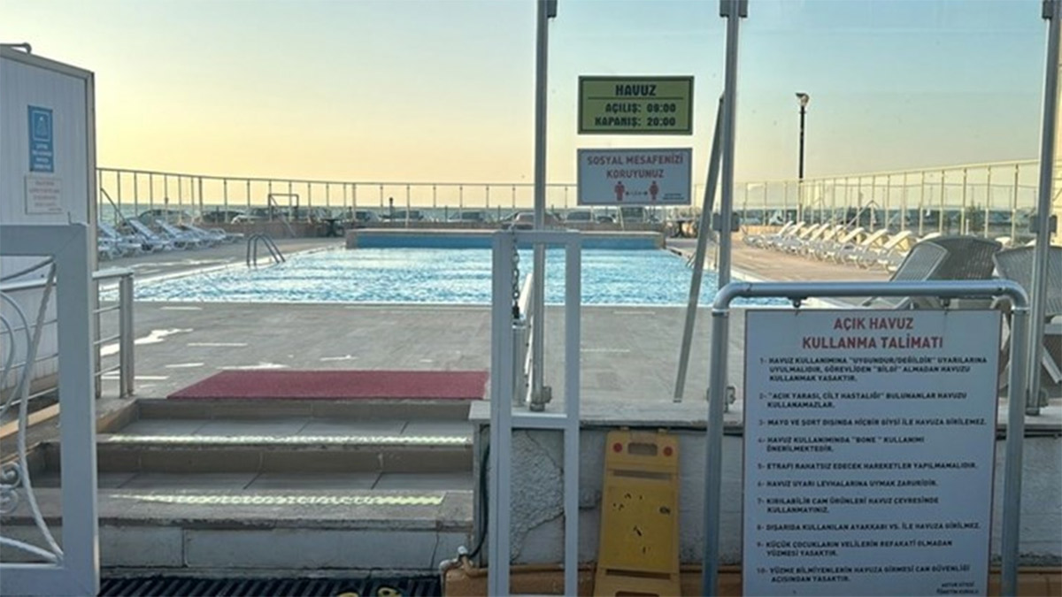 Haşema giyen kadını havuza almamışlardı! Mahkemeden hapis cezası