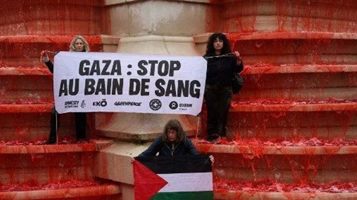 Paris'te Gazze protestosu: Masumlar Çeşmesi'ne kırmızı boya döküldü