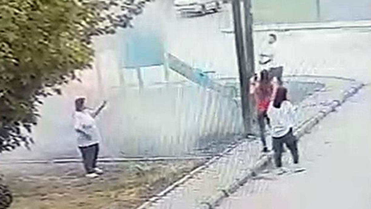 Geleceğin şehir magandası çocuklar, çocuk parkını yaktı! Kundaklama anları kamerada