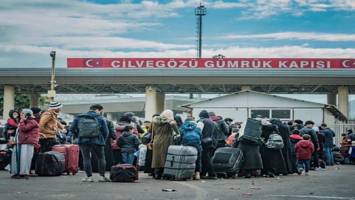 Gönüllü dönüş yaptılar, tek tek gitmeye devam ediyorlar! 1 milyon 126 bin Suriyeli kesin dönüş yaptı