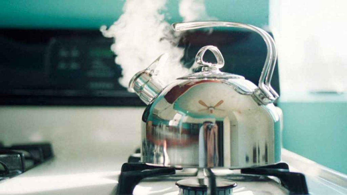 Yıllar da geçse sıfır gibi parlayacaki Çaydanlıktaki kararmalara son