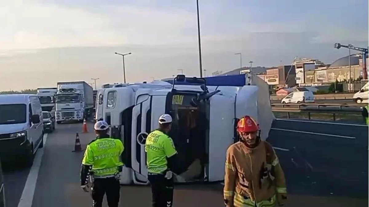 Pendik TEM Otoyolu'nda TIR devrildi: İstanbul yönünde yoğunluk