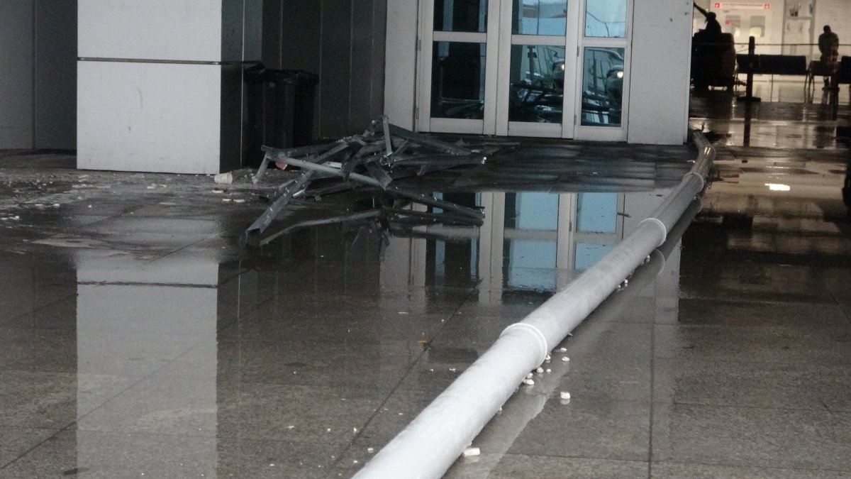 Meteoroloji uyarmıştı! Sağanak yağış hastane tavanını çökertti: Kent genelinde ulaşım durma noktasında