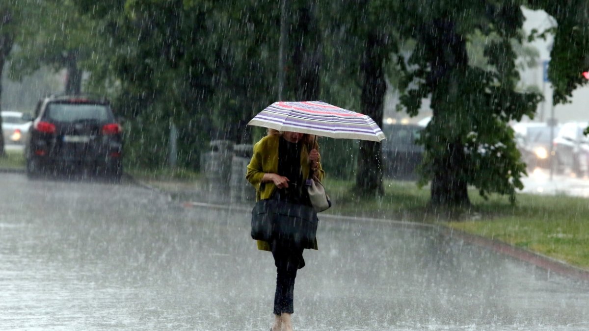 Meteoroloji'den kuvvetli yağış ve fırtına uyarısı: İstanbul'a yaz gelmiyor