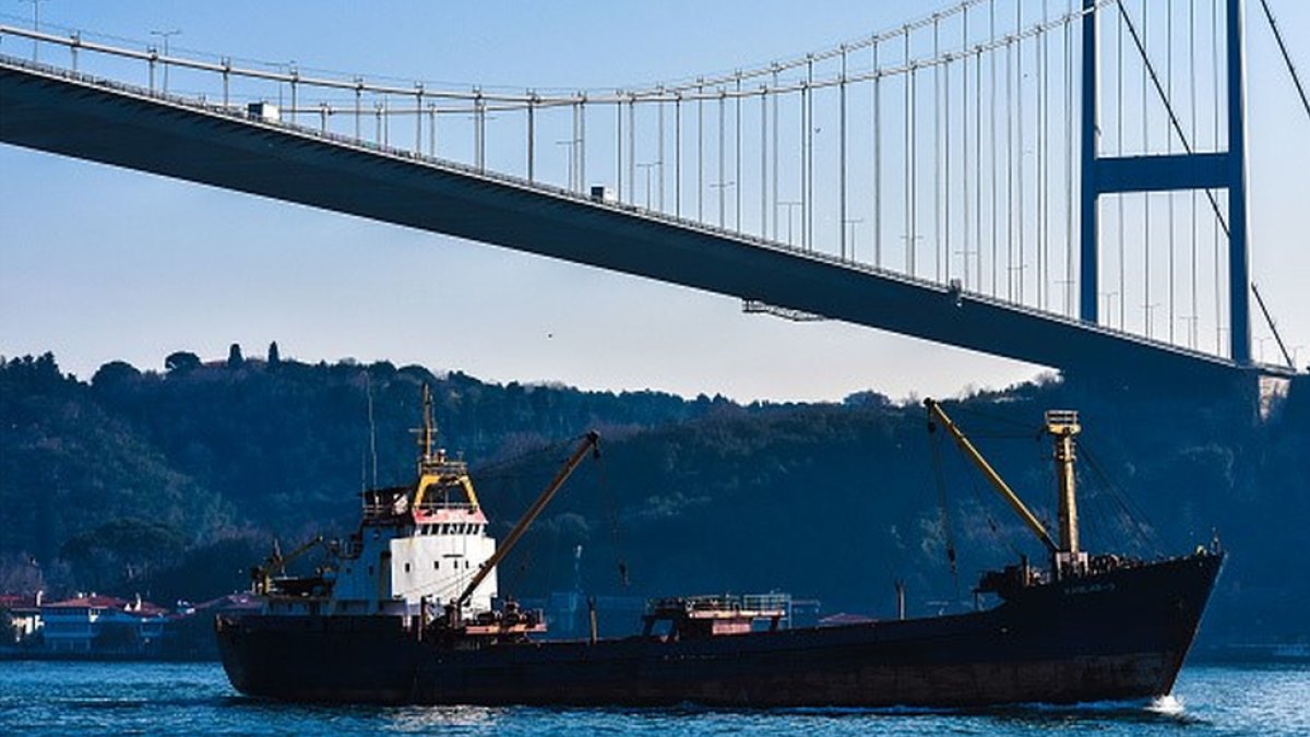 İstanbul Boğazı, Osman Gazi gemisinin geçişi nedeniyle trafiğe kapatıldı