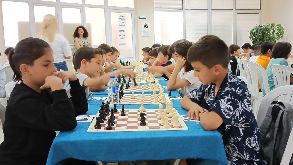Satranç öğrenen öğrenciler hamlelerini yarıştırdı