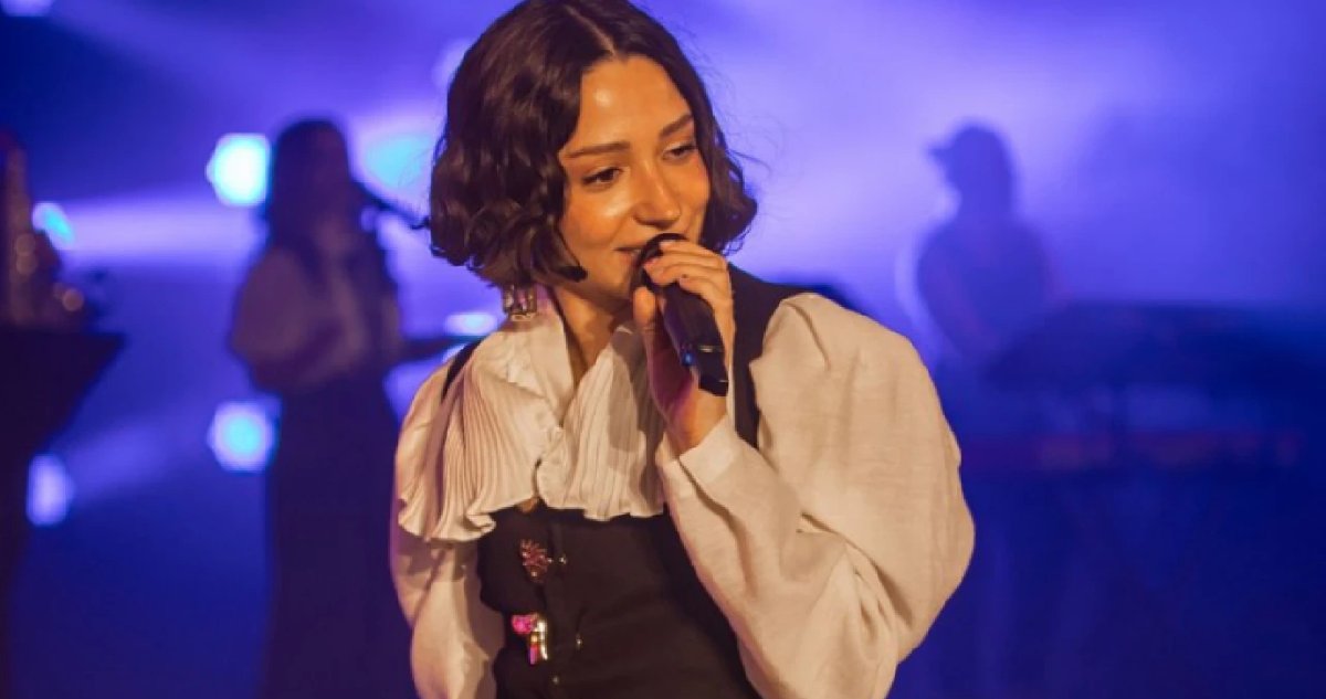 Zeynep Bastık tuttuğu takımı söyleyince yuhalandı