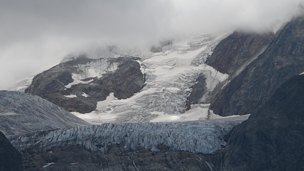 İsviçre’de buzulların çöktüğü köy yok oldu