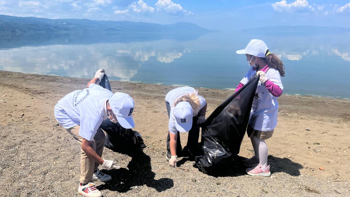 Minik gönüllülerden İznik’te sahil temizliği