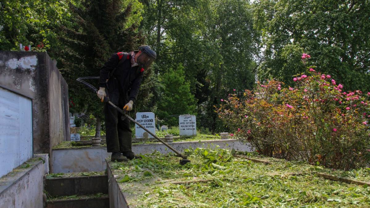 Mezarlıklar bayrama hazırlanıyor
