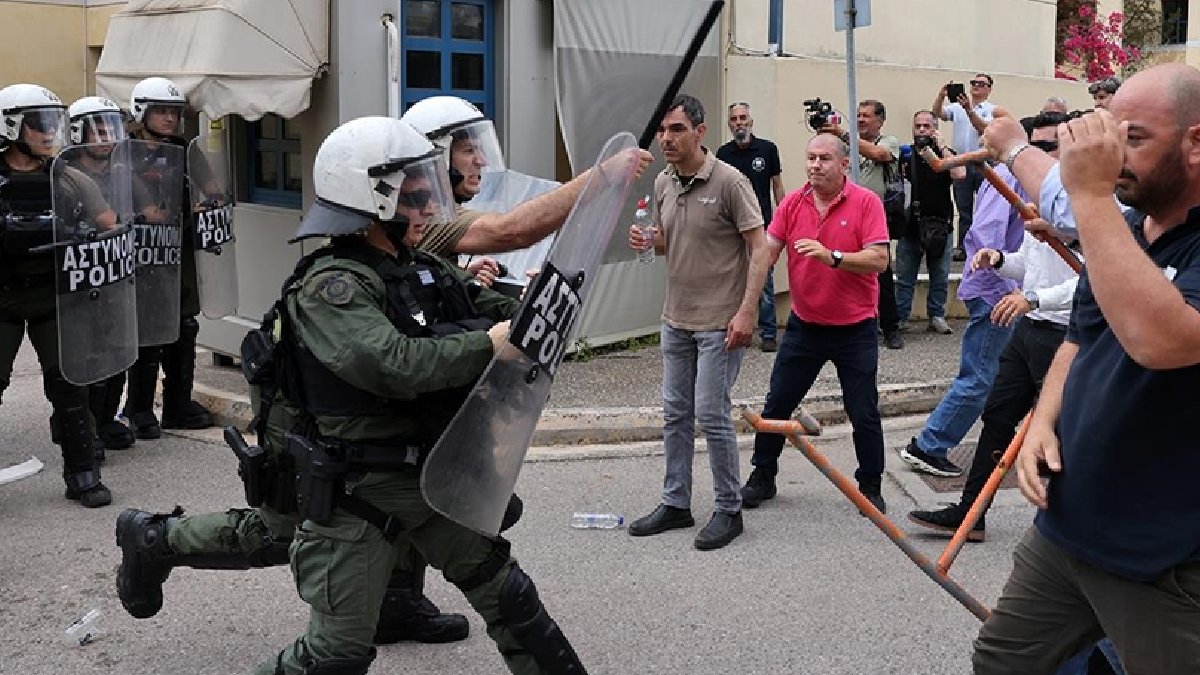 Yunanistan'da polis ile taksiciler birbirine girdi