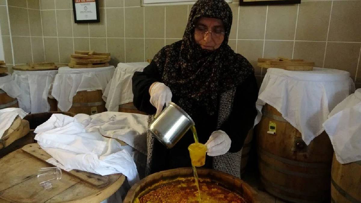 Dedesinden öğrendiği tarifi uyguluyor, tam 50 çeşit üretiyor! 20 yıldır yurt içi ve yurt dışına resmen yok satıyor…