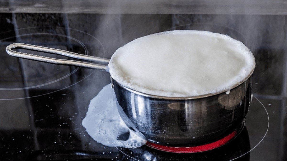Ocakta taştı diye sinirlenmeyin! Meğer temizlemenin yolu buymuş: Yanık sütten eser kalmayacak