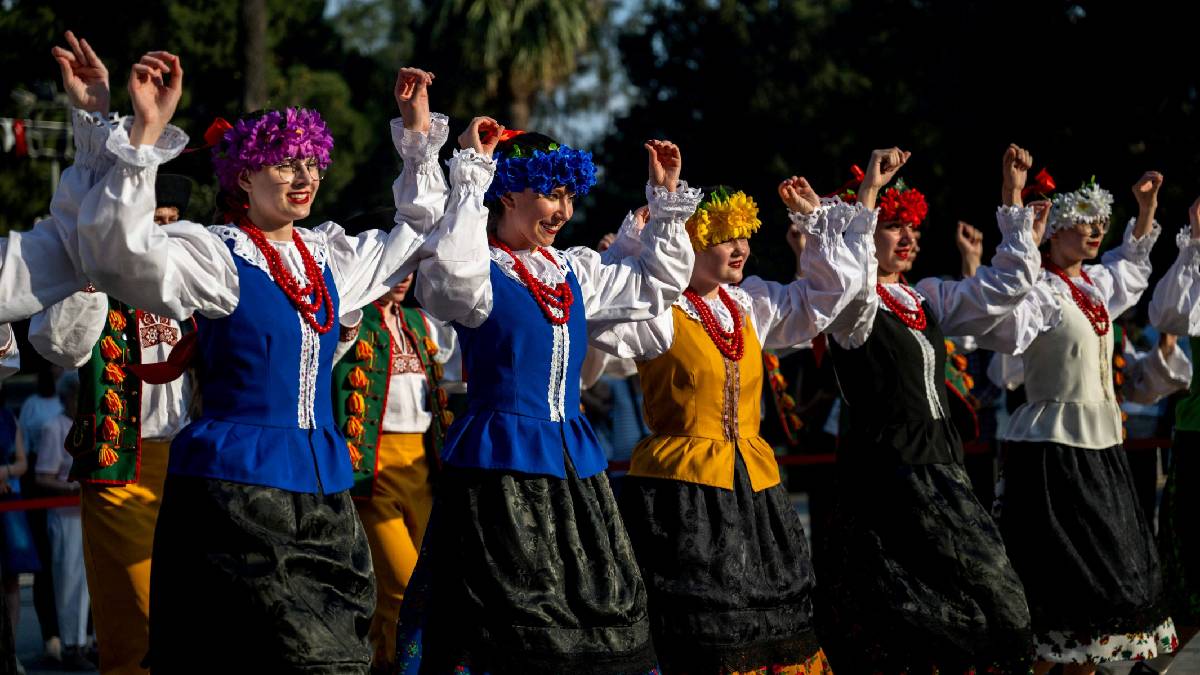 Bornova’da halayla bütünleşen kültürler buluşması