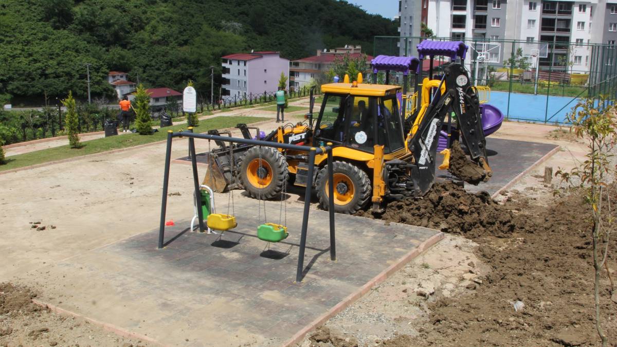 Yabani otları temizliyor, parklarımızı onarıyoruz