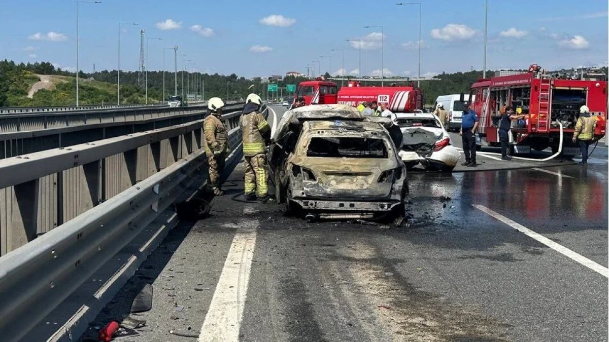 Kuzey Marmara Otoyolu'nda 3 araç birbirine girdi: 2 araçta yangın çıktı