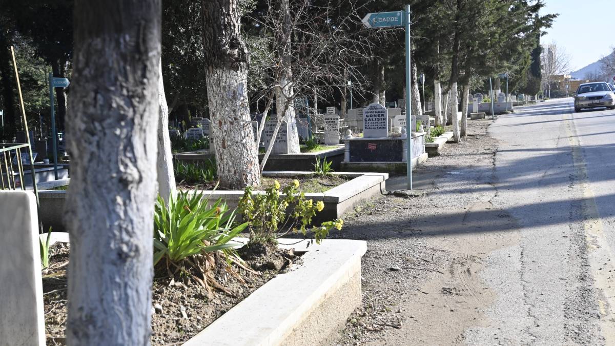 Kırtık Mezarlığı’nda bozulan kaldırımlar yenilendi