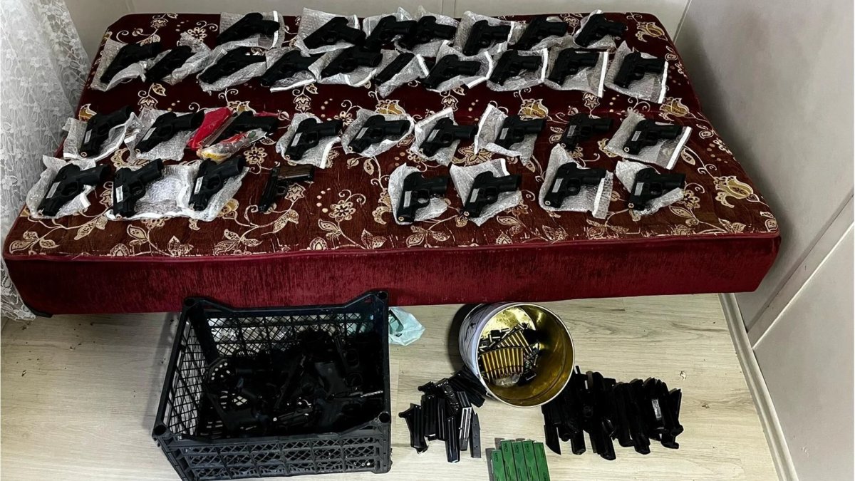 Gaziantep'te bir el bombası ile 45 silah ele geçirildi