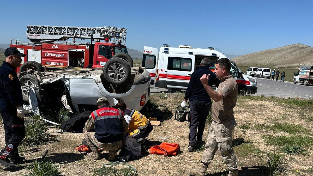 Van'da iki araç kafa kafaya çarpıştı: Ölü ve yaralılar var
