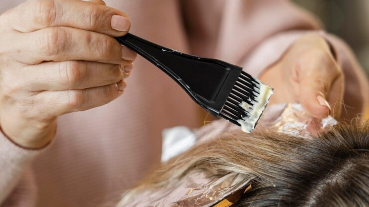 Saçlarınız renklenirken sağlığınız kararıyor olabilir! Bu boyalardan uzak durun: uzman isimden uyarı geldi