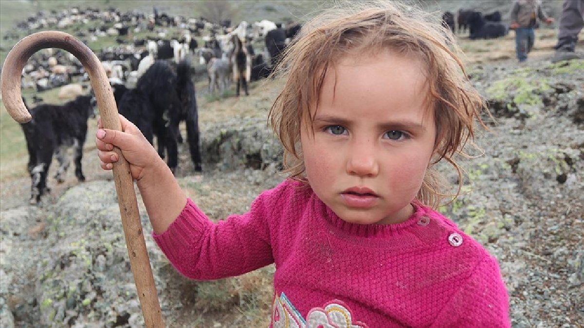 1 ay boyunca yol gidiyorlar, 6 ay boyunca gelmiyorlar! Bin yıllık gelenek: Çoluk çocuk hepsi terk ediyor