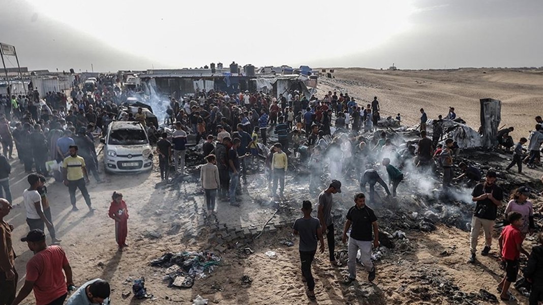 İsrail, Gazze'de yardım dağıtım noktasına saldırdı: En az 26 Filistinli hayatını kaybetti