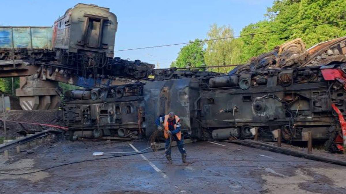 Rusya'da köprü trenin üzerine çöktü: 7 ölü