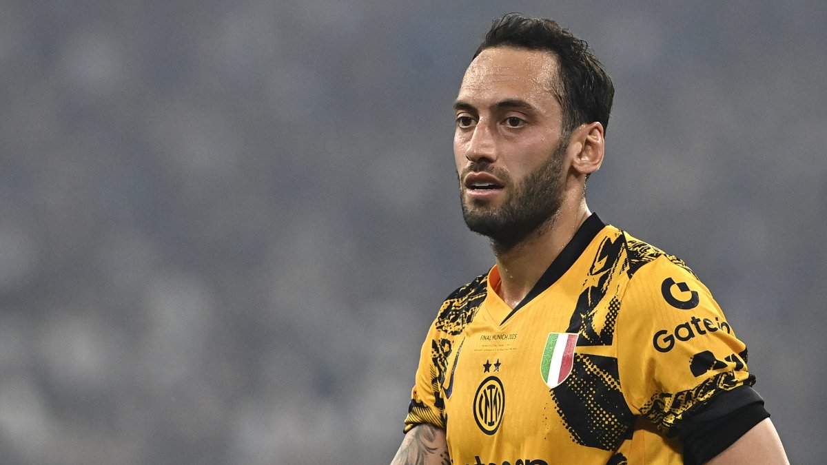 Hakan Çalhanoğlu tarihe geçti: Milli futbolcu bir ilki başardı