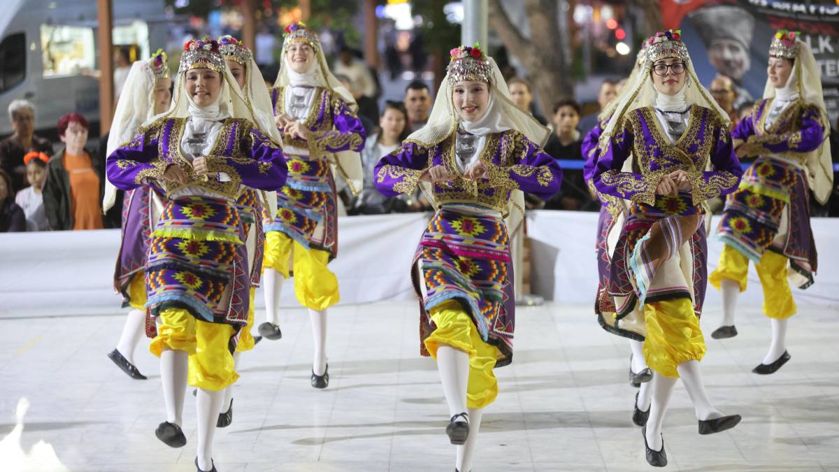 Karabağlar’da 19 Mayıs coşkusu halk oyunlarıyla taçlandı