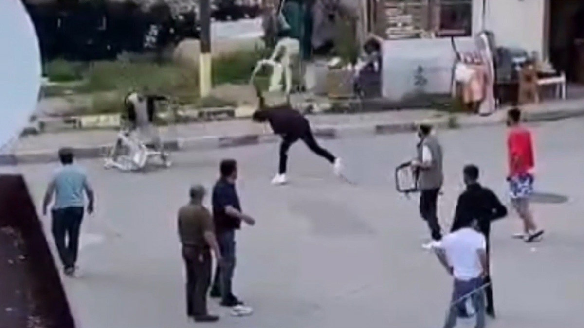 Korna tartışması Edirne’de sokağı savaş alanına çevirdi: Bıçak, taş, sandalye havada uçuştu