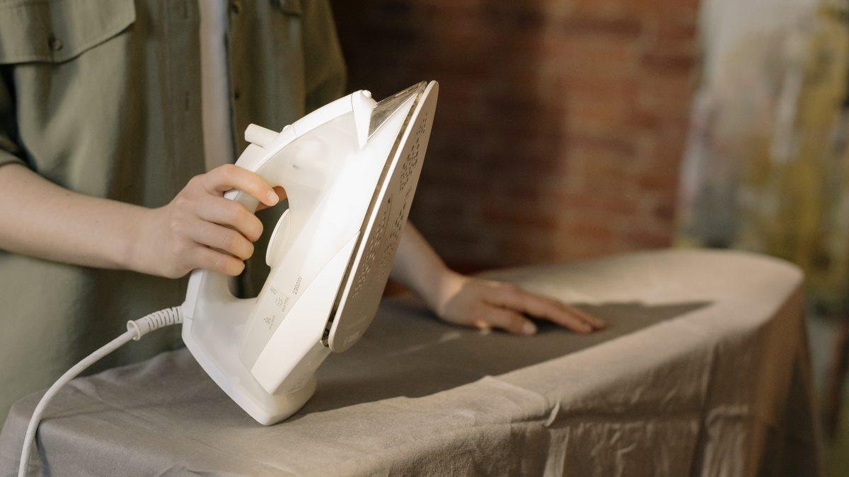 Ütü saatlerce sürmüyor! Kadınların kullandığı bu hileyle iş yarıya iniyor