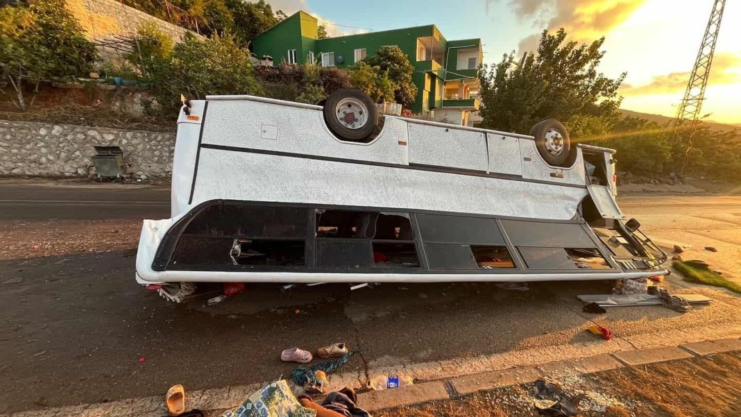 Hatay'da işçi servisi devrildi: 25 yaralı