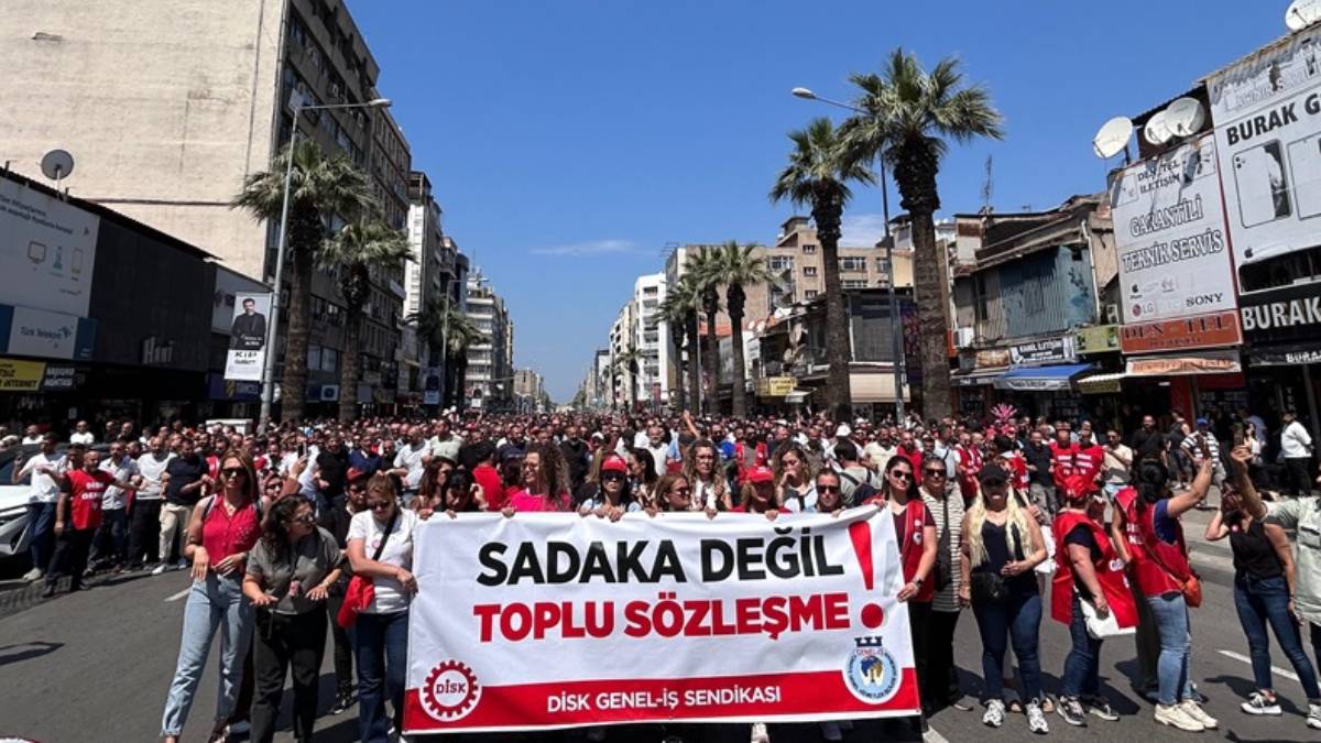 İzmir’de grev beşinci gününde: Başkan çöp topladı, grevi kırdı