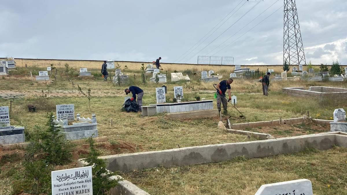 Kırıkkale Belediyesinden Kurban Bayramı öncesi mezarlıklarda temizlik seferberliği