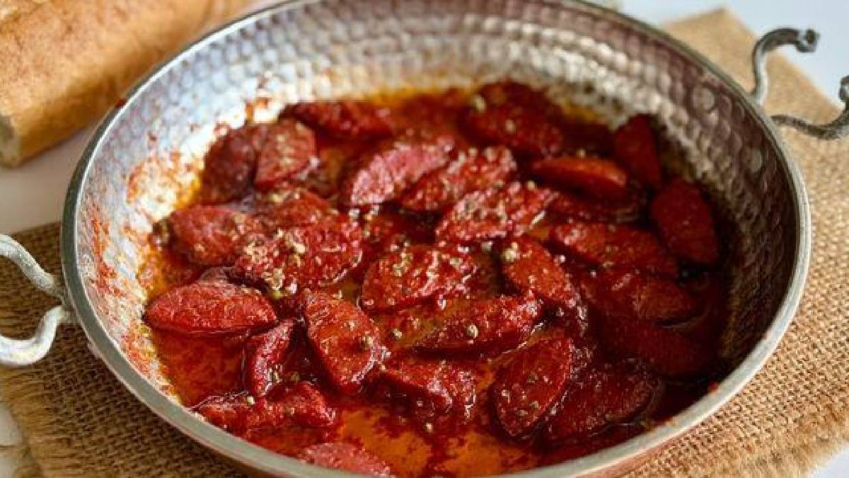 Aile kahvaltılarının yıldızı olacak! Tavaya ekmek banmaya doyamayacaksınız: İşte salçalı sucuk tarifi…