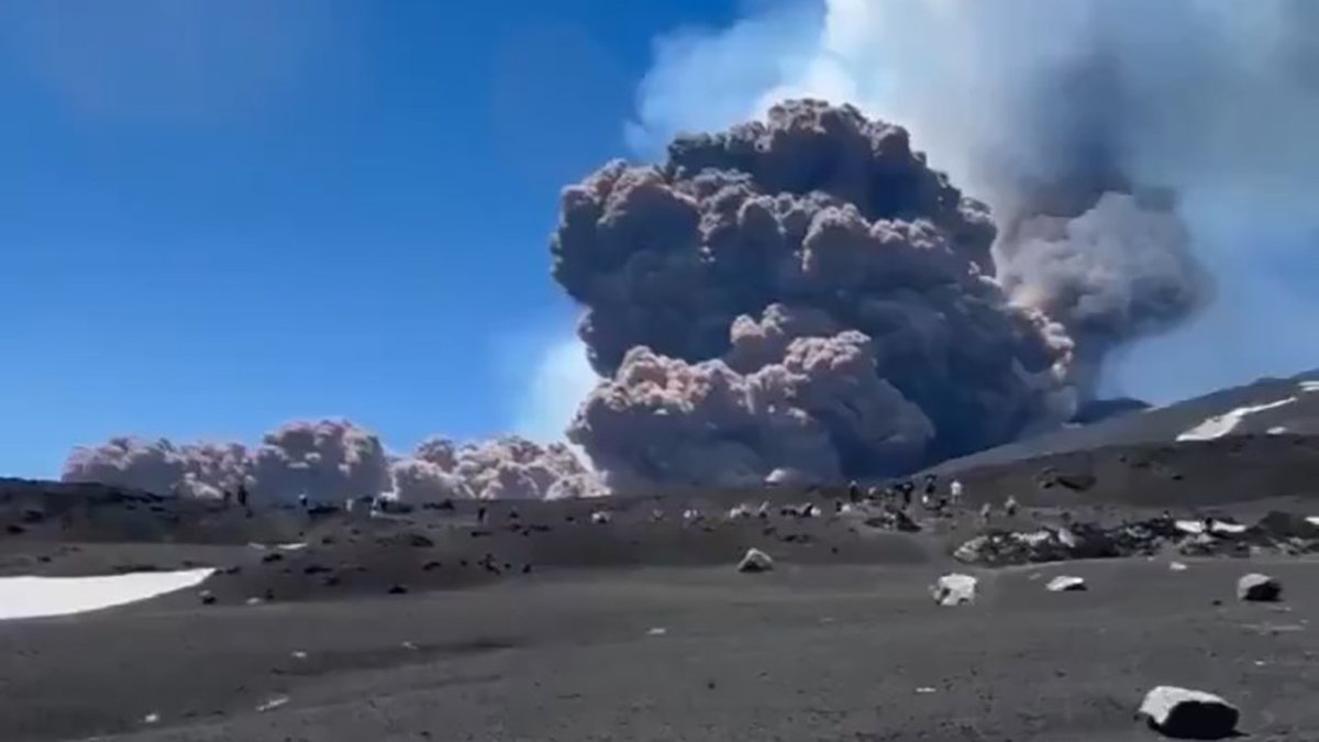 Etna Yanardağı'nda korkutan patlama: Kırmızı kodlu uyarı verildi, turistler kaçarken görüntülendi