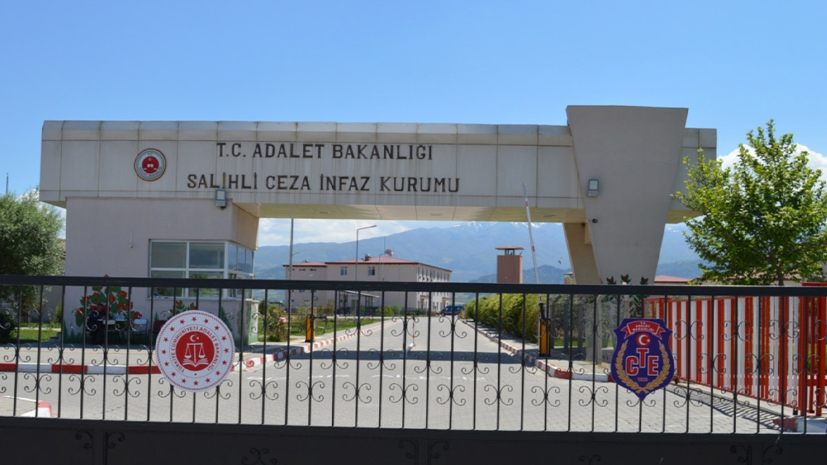 Manisa'da trajikomik olay: 16 yıl hapis cezası olan hükümlü iddia oynarken yakalandı