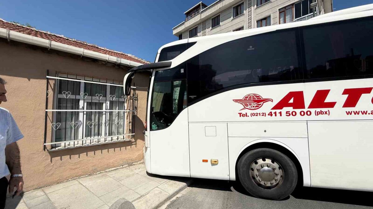 Arnavutköy'de facia kıl payı atlatıldı! Freni boşalan yolcu otobüsü gecekondunun duvarına çarptı