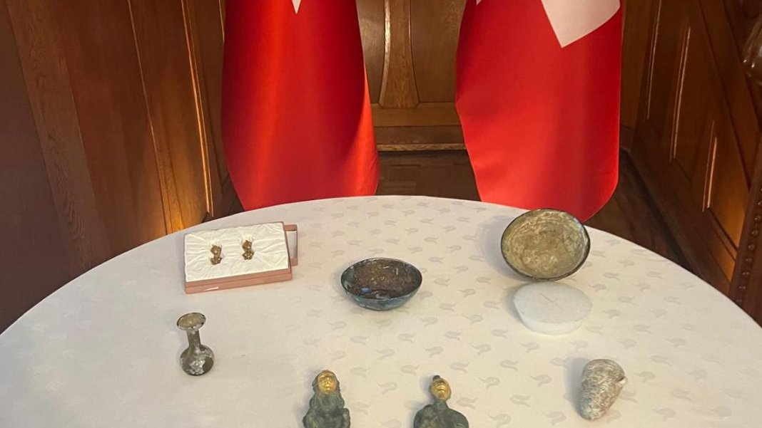 İsviçre, 7 parça tarihi eseri Türkiye'ye iade etti