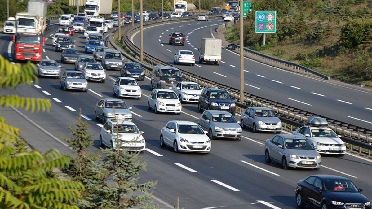 Film değil gerçek! İstanbul'da E-5'te yola euro yağdı, vatandaşlar kapıştı, trafik kilitlendi!