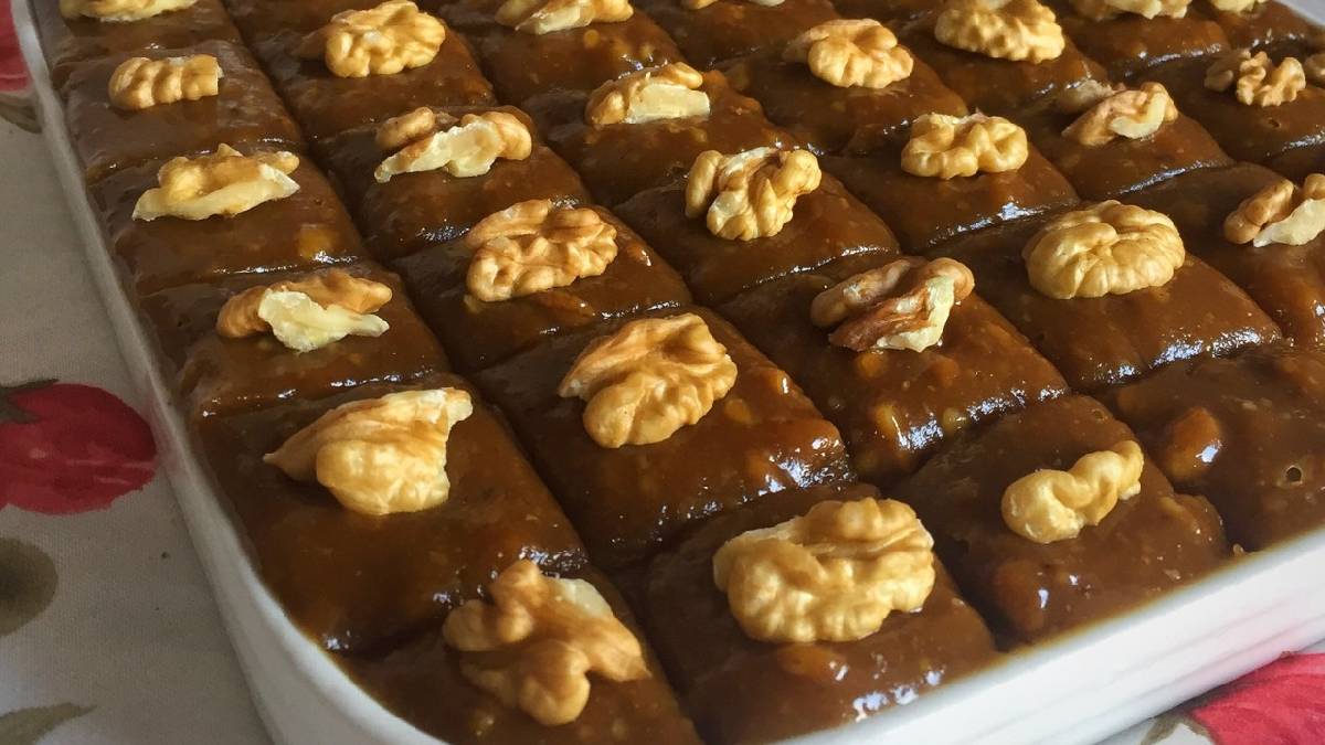 Şeker yok, geleneksel lezzet var! Tatlı krizinize en sağlıklı çözüm: İşte pekmezli un helvası tarifi…