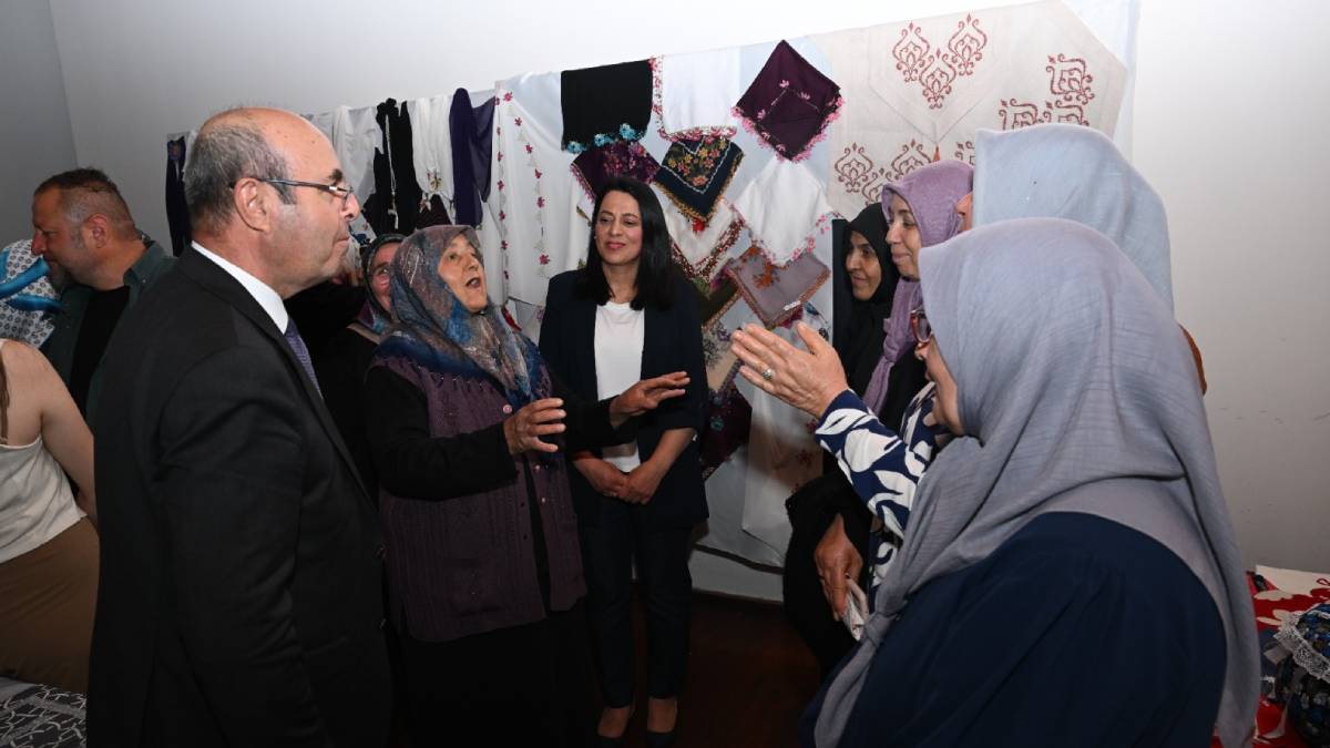 Başkan Ekicioğlu, yıl sonu ortak sergisine katıldı