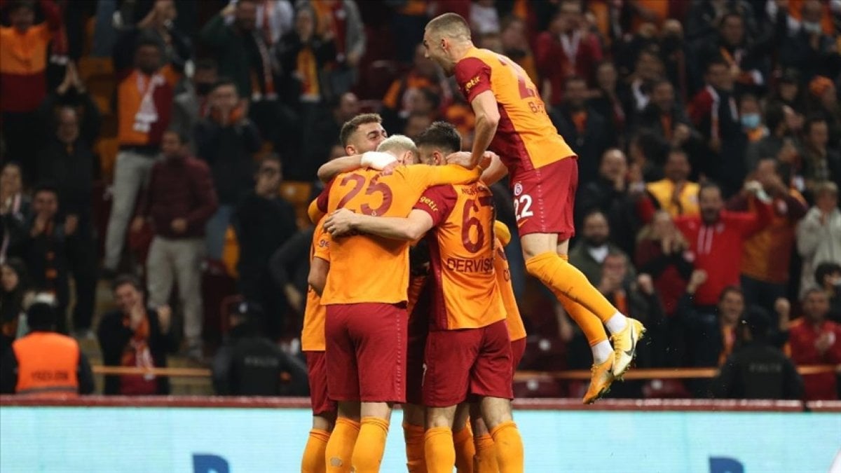 Galatasaray'ın şampiyonluk sezonunda kart raporu: Galatasaray’ın tek mağlubiyetinde rol oynayan futbolcu gündemde