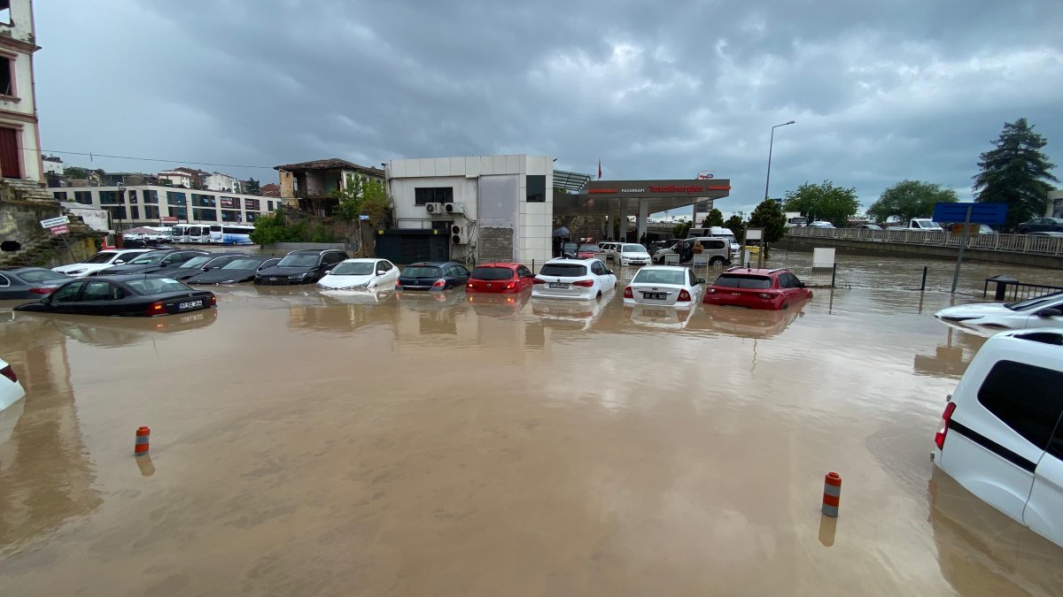 Trabzon'u sağanak yağış vurdu: Rögarlar taştı, çok sayıda ev ve iş yerini su bastı
