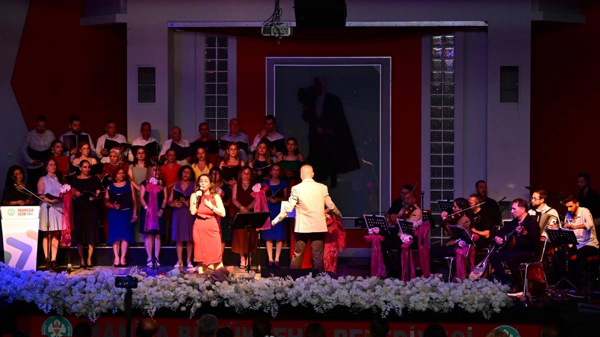 “Türkü Gibi Şarkılar” ayakta alkışlandı