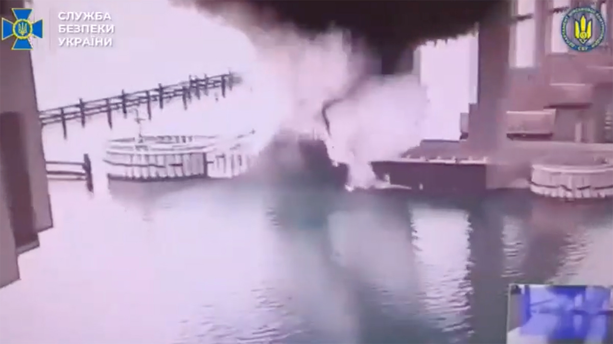 Kırım Köprüsü'ne üçüncü saldırı: Ukrayna su altından vurdu